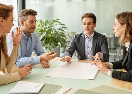 Adviseurs van Ruiter Advies bespreken bedrijfsplannen in een lichte Veghelse kantoorruimte