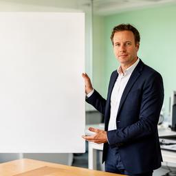 Tom Bakker, procesadviseur, bij een whiteboard met bedrijfsnotities