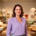 Inge Dekker, oprichter van een retailbedrijf, in een winkelruimte