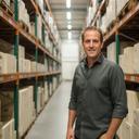 Jeroen van Dijk, bedrijfsleider, tussen magazijnstellingen in Noord-Brabant
