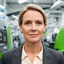 Linda Verhoeven, financieel directeur, in een productieomgeving